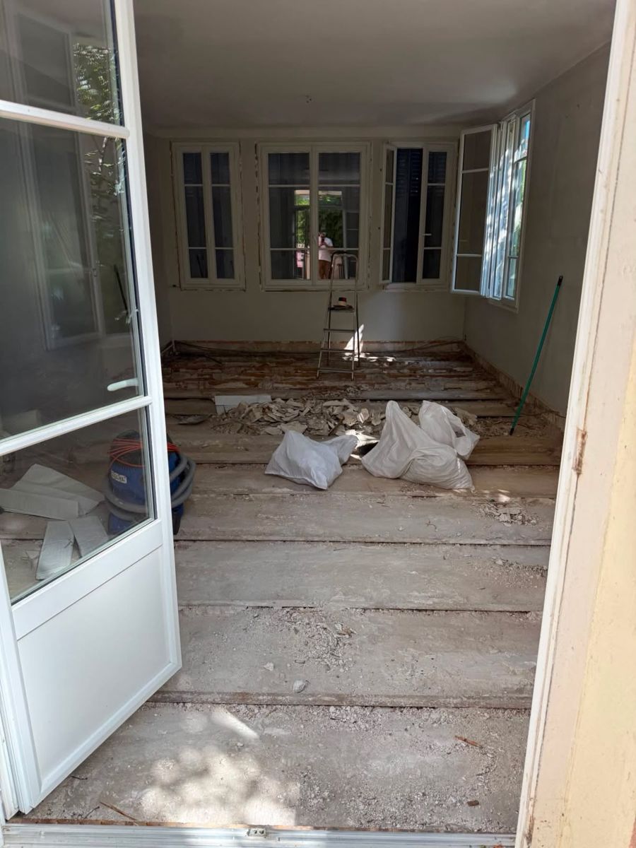 Solives et lambourdes apparentes après dépose d'un ancien plancher bois, chantier à Chatou