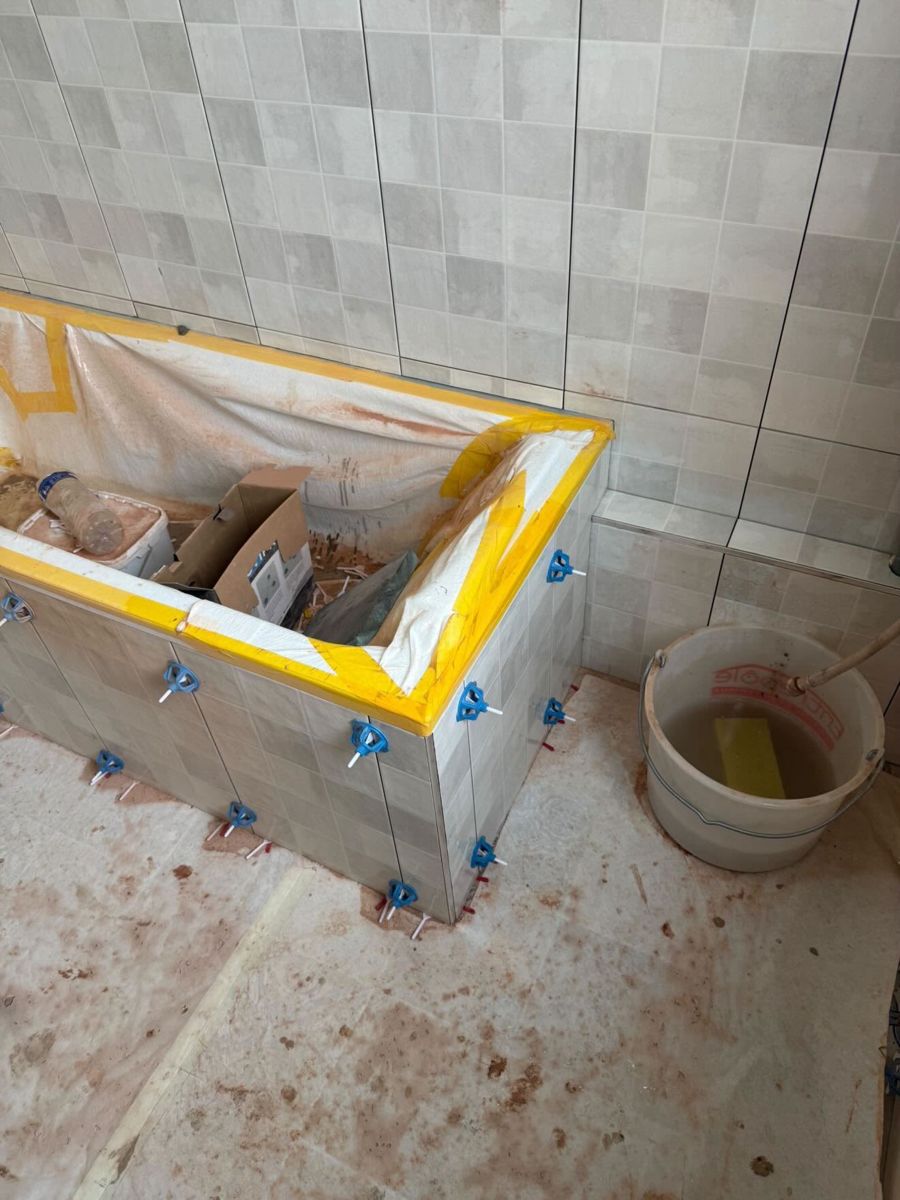 Baignoire protégée pendant la pose du carrelage mural, rénovation de salle de bain à Marly-le-Roi