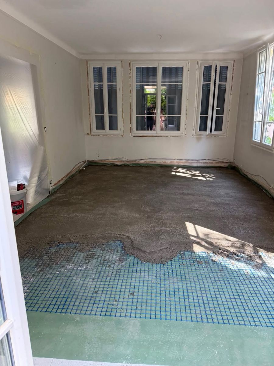 Coulage d'une chape sur treillis d'armature dans une pièce ouverte sur le jardin à Chatou