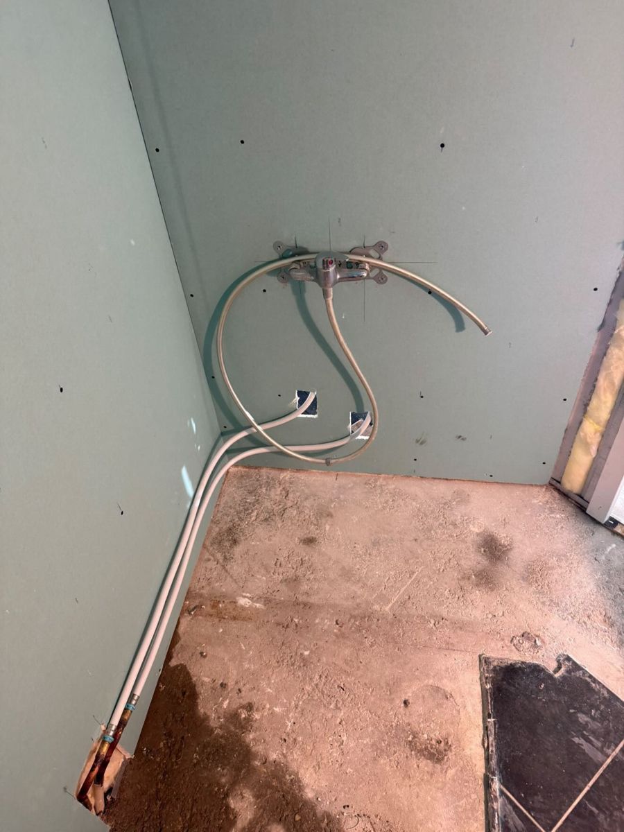 Plomberie neuve et plaques hydrofuges pendant la rénovation d'une salle de bain au Vésinet