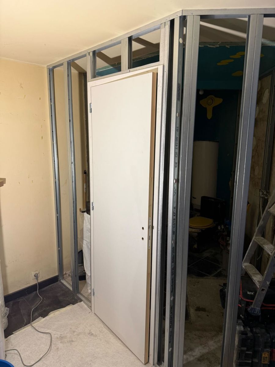 Cloison sur ossature métallique en cours de montage pendant la rénovation d'une salle de bain