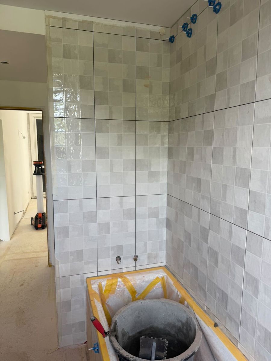Carrelage mural effet zellige gris et beige en damier posé autour d'une baignoire à Marly-le-Roi
