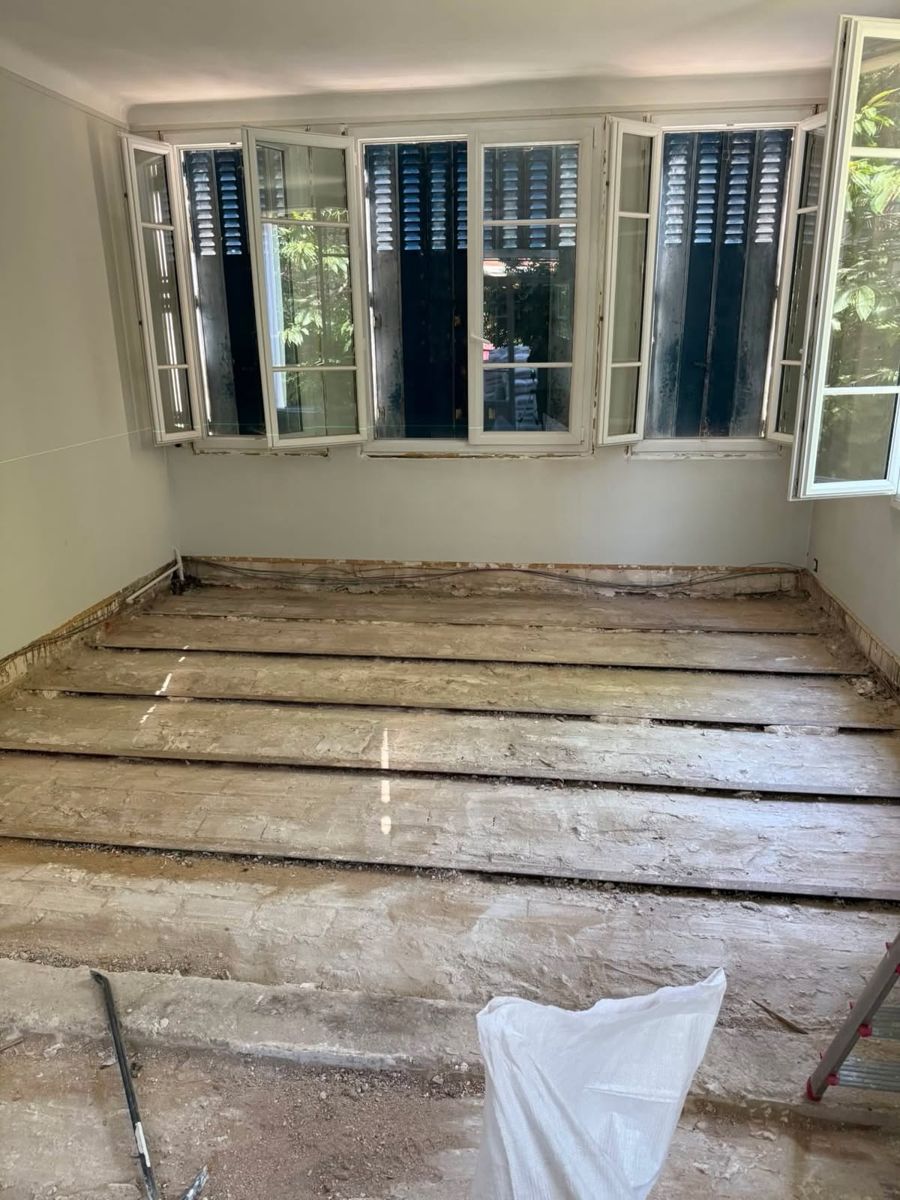 Ancien plancher bois déposé, solives apparentes dans une pièce ouverte sur le jardin à Chatou