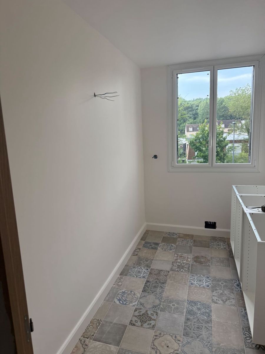 Sol effet carreaux de ciment et meubles vasques blancs dans une salle de bain rénovée à Marly-le-Roi